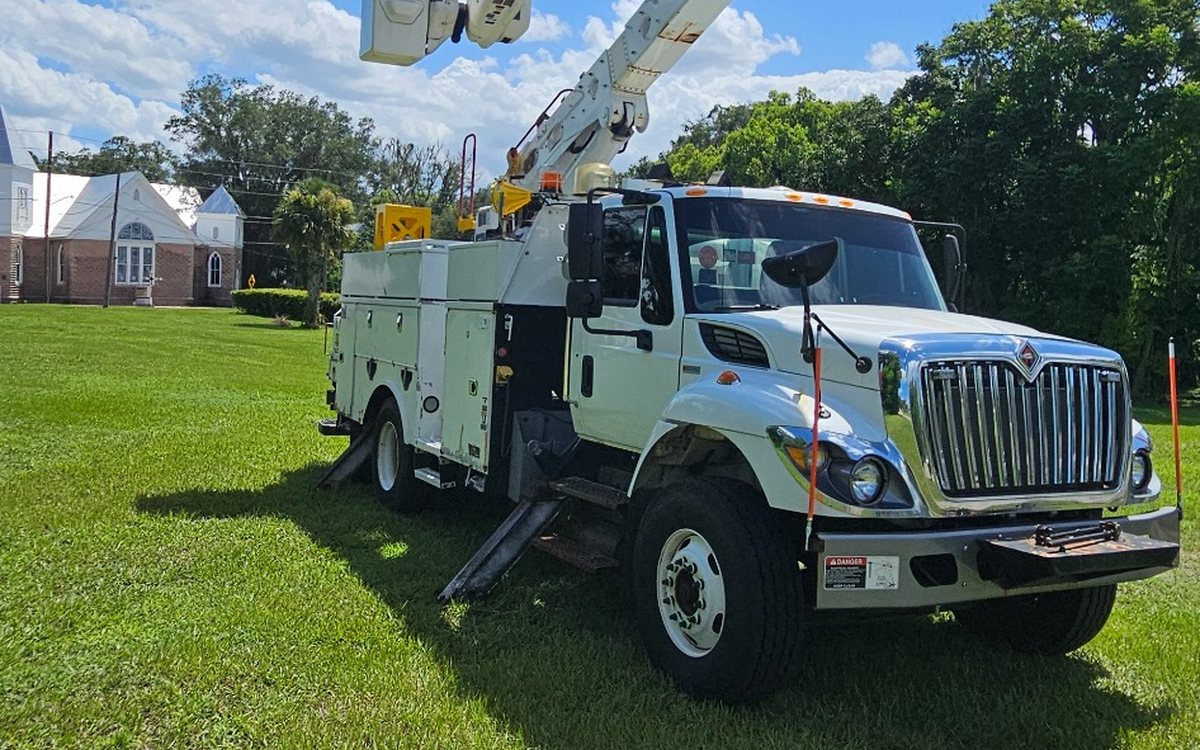 FA-001 2015 International 7400 Altec bucket truck with boom deployed