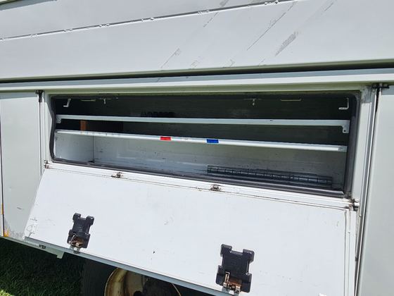 Long side compartment