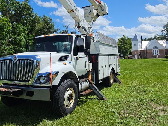 Boom deployed, driver-side view